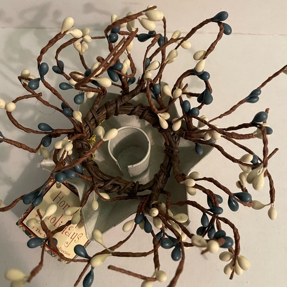 Pip Berry 4pc set, 2 Candle wreaths & 2 Colonial tin Star Candleholders - Picture 7 of 13